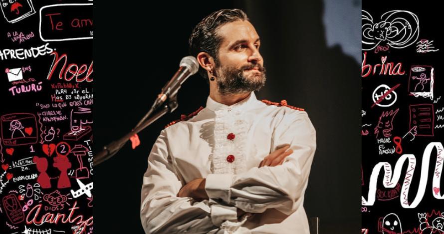 Pablo Piñeiro sobre el escenario junto a un micrófono