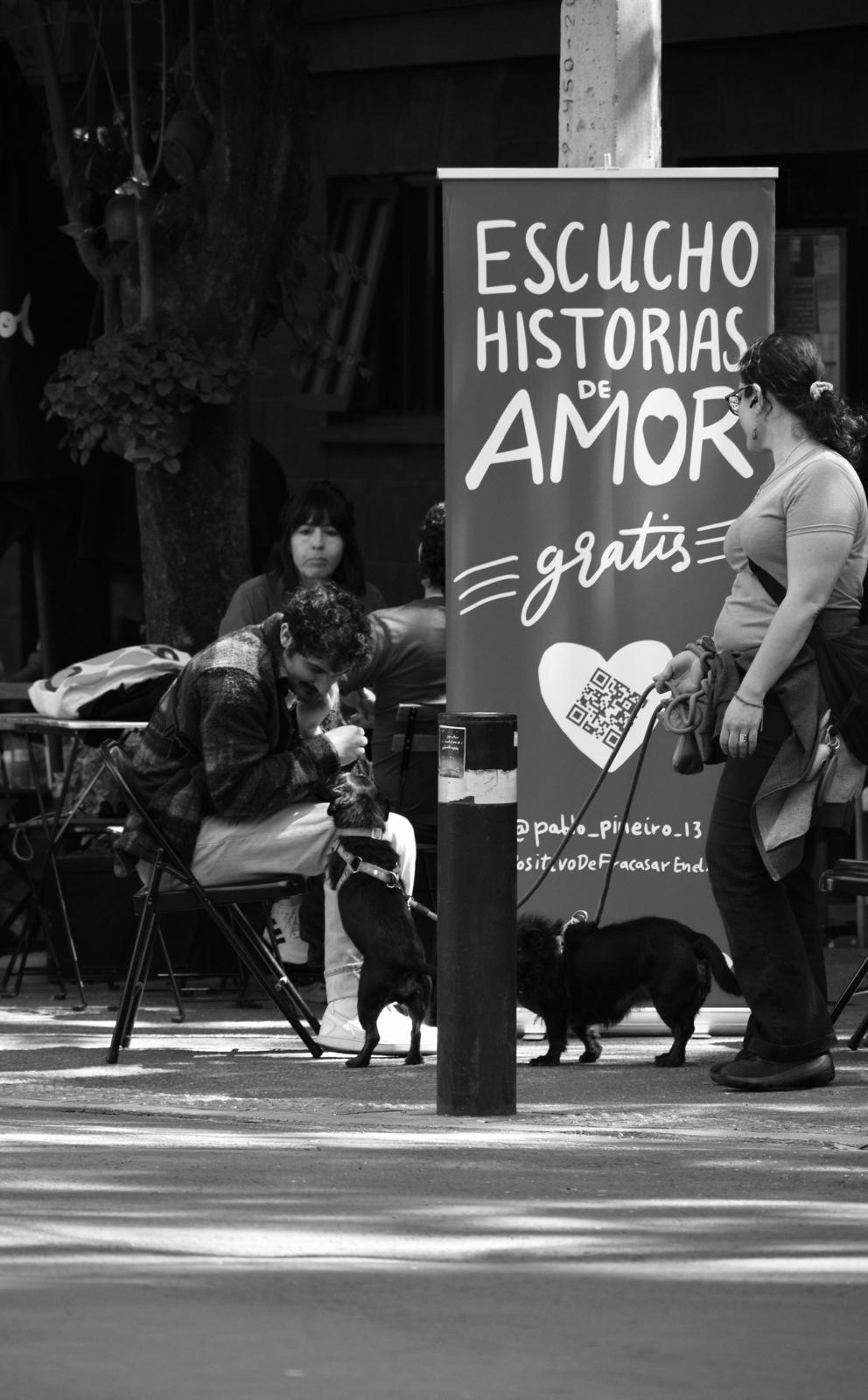 Pablo Piñeiro escuchando historias en la calle