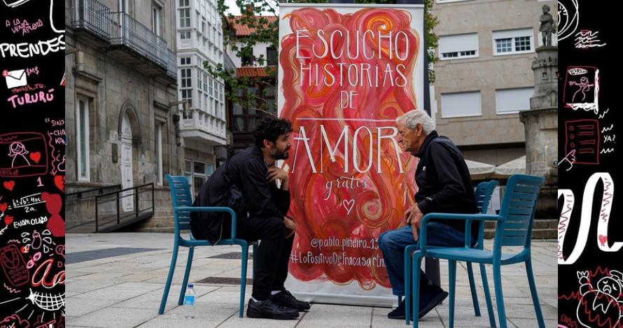 Pablo Piñeiro escuchando una historia de amor en una plaza