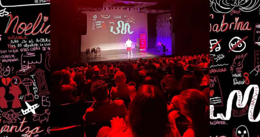 Un teatro lleno durante una presentación de Pablo Piñeiro
