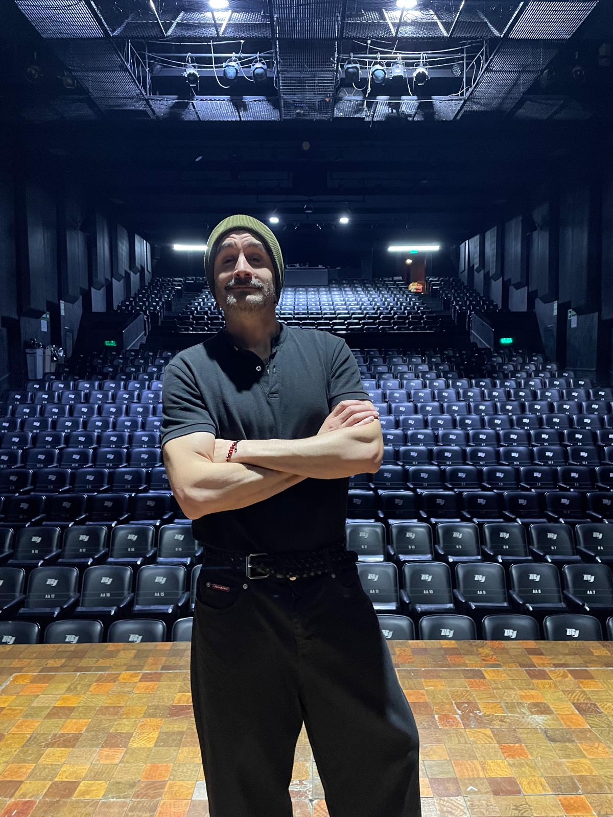 Pablo Piñeiro en un teatro vacío